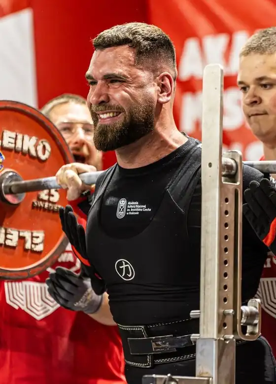 Bartłomiej Bogdewicz podczas przysiadu na zawodach